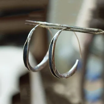 Простые черные серьги-кольца в виде маленького круга, цыганские украшения, серьги-крючки из металла античного серебряного цвета, спиральные серьги-крючки для женщин Изображение